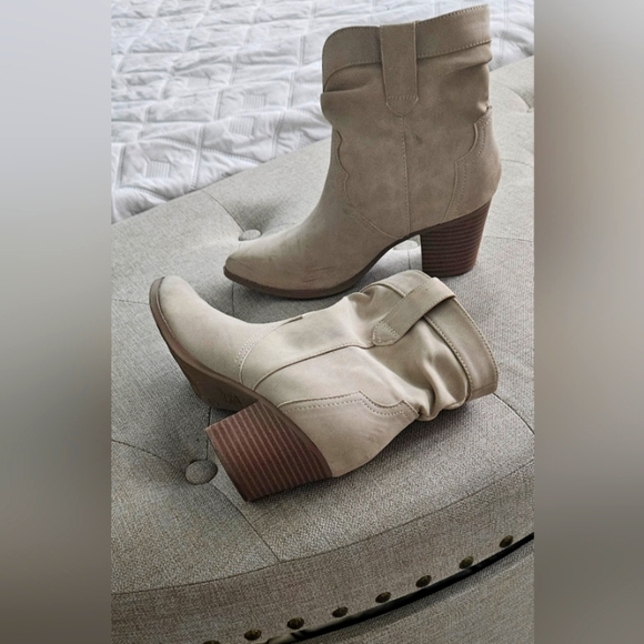 🌟Like New- Western Faux Suede Beige Ankle Boots🌟 - Picture 6 of 8